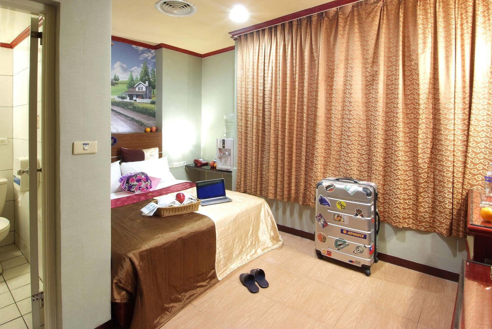סינצ'ו סיטי Golden Swallow Hotel מראה חיצוני תמונה