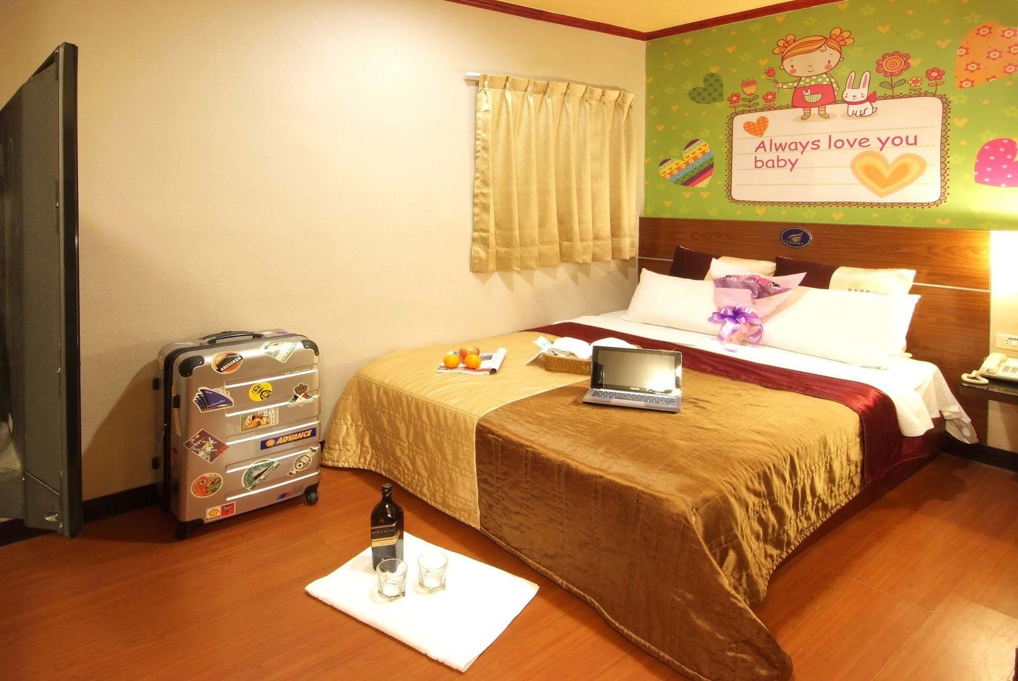 סינצ'ו סיטי Golden Swallow Hotel מראה חיצוני תמונה