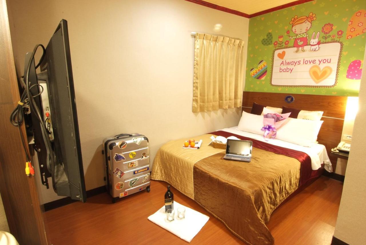 סינצ'ו סיטי Golden Swallow Hotel מראה חיצוני תמונה